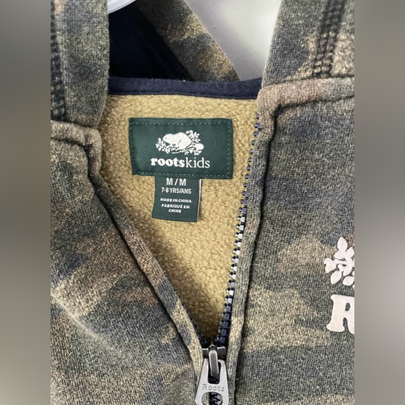 Roots Camo hoodie - boys medium - Picture 2 of 3